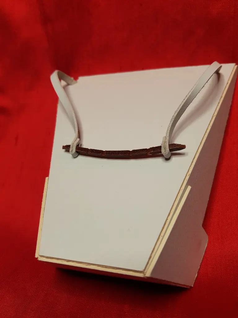 Tour de cou fin cuir gris clair fermoir marron