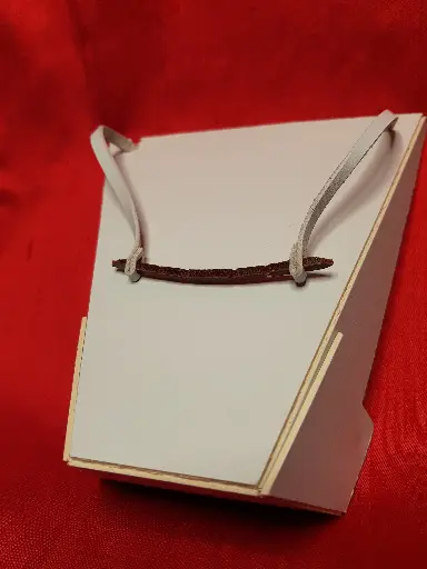 Tour de cou fin cuir gris clair fermoir marron